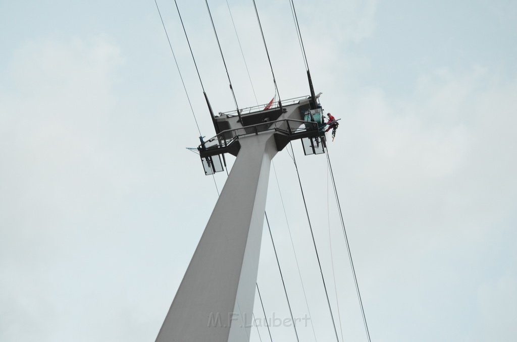 Einsatz BF Hoehenretter Koelner Seilbahn Hoehe Zoobruecke P2237.JPG